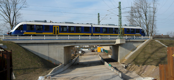 brucke_mit_zug_1.jpg
